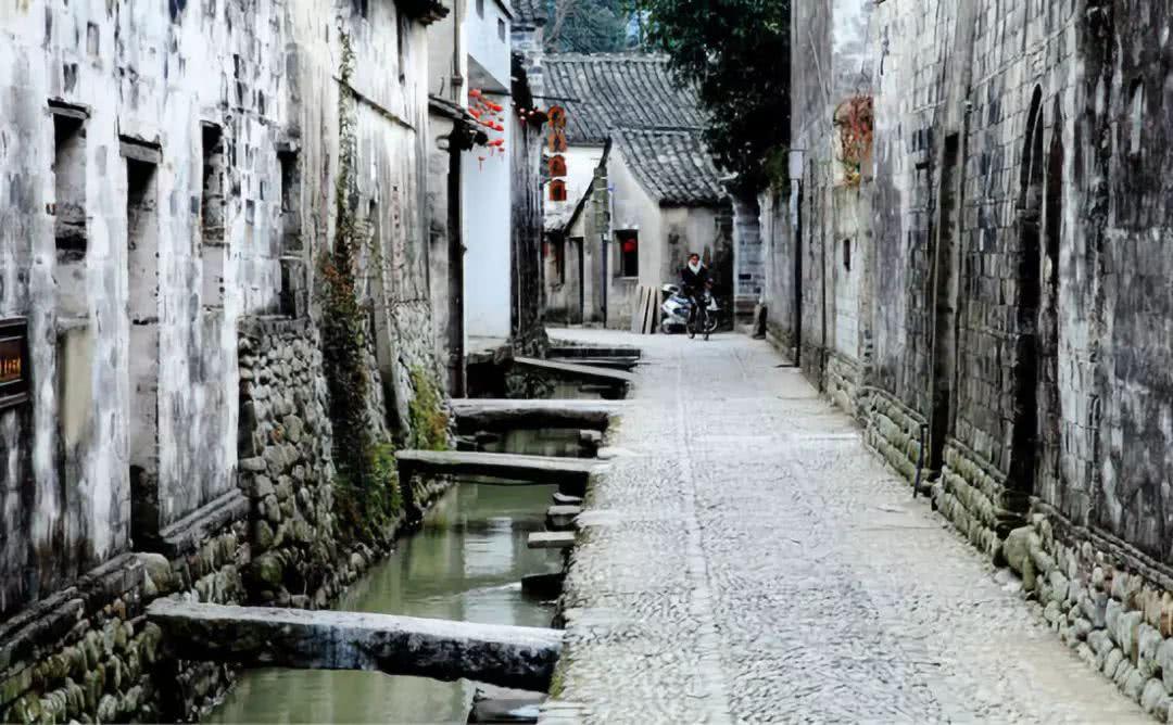 大寨书记陈永贵，曾任副总理，说：农民中，我前无古人后无来者